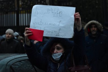 Türk azerbaijani teröristlerinin 9 Aralık 2020 'de Artsakh Cumhuriyeti' nin barışçıl sakinlerine karşı yürüttüğü saldırının ardından Erivan 'da hükümet ve pashinan karşıtı protestolar düzenlendi.