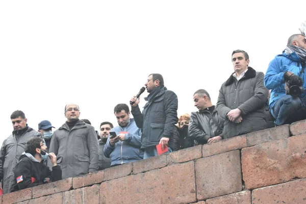 Türk azerbaijani teröristlerinin 9 Aralık 2020 'de Artsakh Cumhuriyeti' nin barışçıl sakinlerine karşı yürüttüğü saldırının ardından Erivan 'da hükümet ve pashinan karşıtı protestolar düzenlendi.