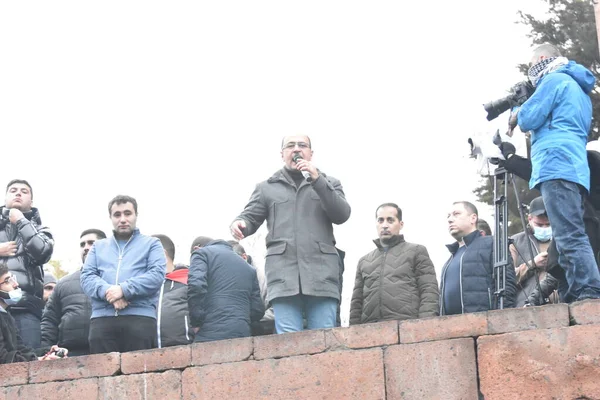 Türk azerbaijani teröristlerinin 9 Aralık 2020 'de Artsakh Cumhuriyeti' nin barışçıl sakinlerine karşı yürüttüğü saldırının ardından Erivan 'da hükümet ve pashinan karşıtı protestolar düzenlendi.