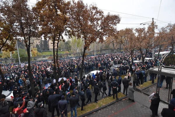 Türk azerbaijani teröristlerinin 9 Aralık 2020 'de Artsakh Cumhuriyeti' nin barışçıl sakinlerine karşı yürüttüğü saldırının ardından Erivan 'da hükümet ve pashinan karşıtı protestolar düzenlendi.