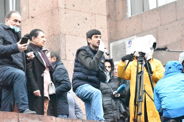 Türk azerbaijani teröristlerinin 9 Aralık 2020 'de Artsakh Cumhuriyeti' nin barışçıl sakinlerine karşı yürüttüğü saldırının ardından Erivan 'da hükümet ve pashinan karşıtı protestolar düzenlendi.