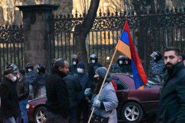 Türk azerbaijani teröristlerinin 9 Aralık 2020 'de Artsakh Cumhuriyeti' nin barışçıl sakinlerine karşı yürüttüğü saldırının ardından Erivan 'da hükümet ve pashinan karşıtı protestolar düzenlendi.