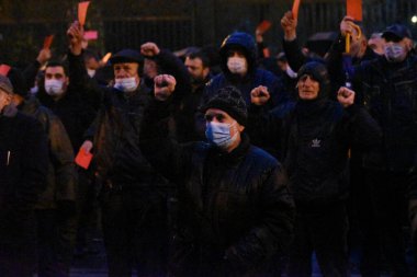 Türk azerbaijani teröristlerinin 9 Aralık 2020 'de Artsakh Cumhuriyeti' nin barışçıl sakinlerine karşı yürüttüğü saldırının ardından Erivan 'da hükümet ve pashinan karşıtı protestolar düzenlendi.