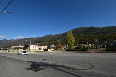 Park yerinde bir araba var.