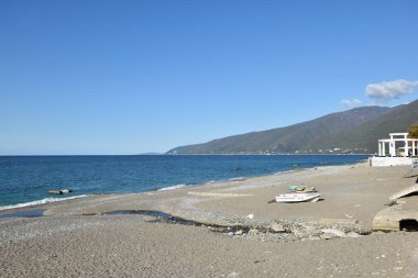 Sahilde teknesi ve evi olan bir sahil.