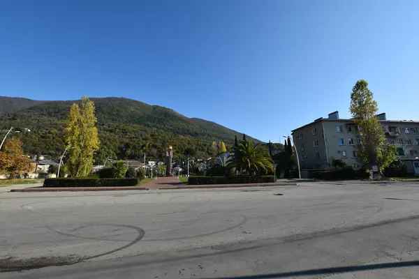 Arka planda dağ olan bir sokak.