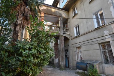 İkinci katta balkon ve balkon olan bir bina.