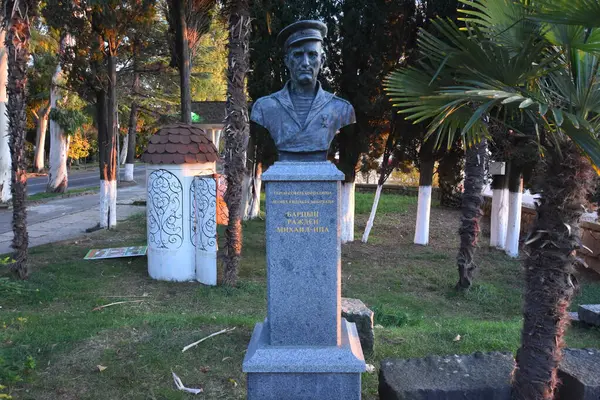 Mezarlıktaki şapkalı bir adamın heykeli.