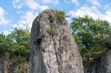 Stenzelberg 'de kayanın önündeki kaya sütunun tepesinde..