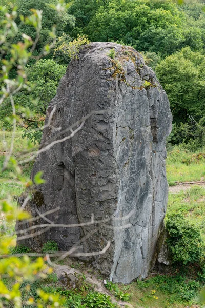 Pilier rocheux devant la paroi rocheuse de Stenzelberg. d'en haut. — Photo