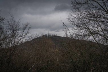 Oelberg Dağı 'nın zirvesine, dramatik gökyüzünün altındaki hanına bakın..