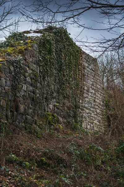 Resti di un castello in rovina sotto il cielo drammatico. — Foto Stock