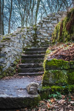 Kale harabelerinde merdiven kalıntıları..