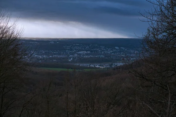 Nézd meg a Bonn és a Rajna folyó közeledő vihar januárban. — Stock Fotó