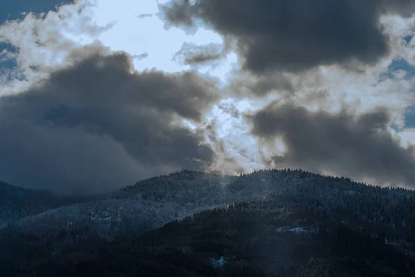 Nuvens Quebram Sobre Colinas Cobertas Neve Florestadas Janeiro — Fotografia de Stock