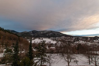 Badenweiler ve orman tepelerinde bulutlar dağılıyor..