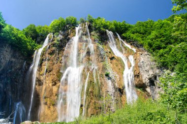 Plitvice Gölleri Ulusal Parkı 'nda yüksek bir şelale.