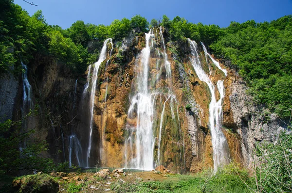 Alta cascada en el Parque Nacional de los Lagos de Plitvice. — Foto de Stock