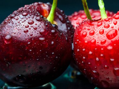 Kırmızı kirazlar ve su damlaları.