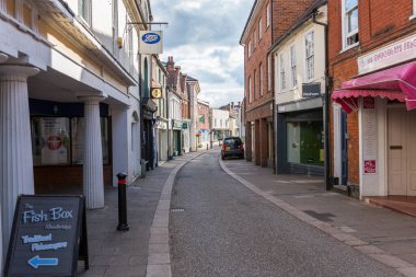 Woodbridge, Suffolk, İngiltere 19 Haziran 2020: Corona virüsü salgını sırasında geleneksel bir pazar kasabasındaki boş bir İngiliz ana caddesi