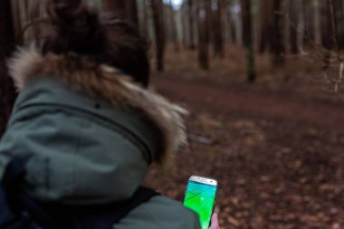 Woodbridge, Suffolk, Birleşik Krallık 15 Ocak 2021: Bilinmeyen bir erkek, cep telefonunda Pokemon oynuyor. Mobil oyun, pokemon, teknoloji konsepti