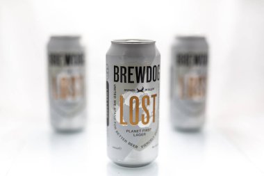 Woodbridge, Suffolk, İngiltere 10 Mart 2021: New Brewdog Lost Lagar güneş enerjisi kullanılarak mayalanmıştır ve dünyanın ilk karbon nötr birasıdır.