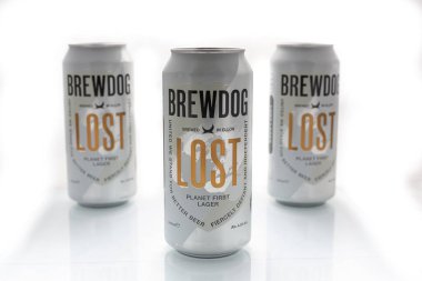 Woodbridge, Suffolk, İngiltere 10 Mart 2021: New Brewdog Lost Lagar güneş enerjisi kullanılarak mayalanmıştır ve dünyanın ilk karbon nötr birasıdır.