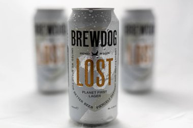 Woodbridge, Suffolk, İngiltere 10 Mart 2021: New Brewdog Lost Lagar güneş enerjisi kullanılarak mayalanmıştır ve dünyanın ilk karbon nötr birasıdır.
