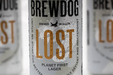 Woodbridge, Suffolk, İngiltere 10 Mart 2021: New Brewdog Lost Lagar güneş enerjisi kullanılarak mayalanmıştır ve dünyanın ilk karbon nötr birasıdır.