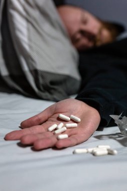 Bilinmeyen adam aşırı dozda ilaç alarak intihar ediyor. Aşırı doz haplarını ve bağımlıları kapatın. Aşırı doz, intihar, depresyon kavramı