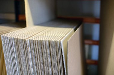 Makyaj yapılmaya ve ürünlerle doldurulmaya hazır bir raftaki düz karton kutu / karton seçimi. Depo, sevkiyat, kargo, paket konsepti