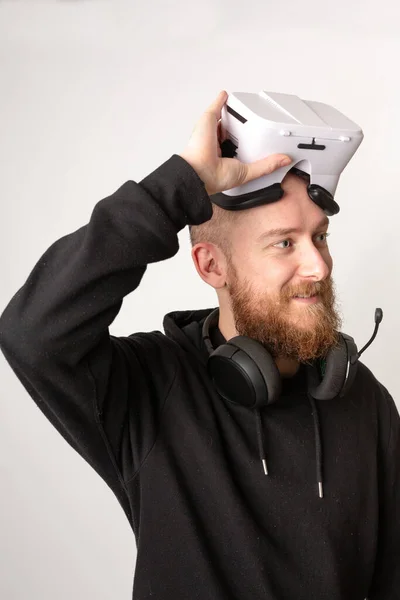 Een Onbekende Man Die Een Headset Draagt Virtuele Realiteit Ervaart — Stockfoto