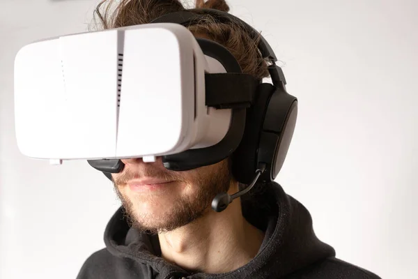 Primer Plano Hombre Desconocido Con Casco Experimentando Realidad Virtual Realidad —  Fotos de Stock