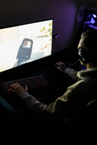 Professional Gamer Streamer Playing First Person Shooter Online Video Game — Stock Photo, Image