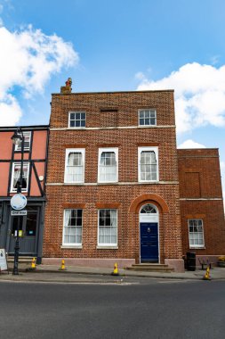 Woodbridge, Suffolk, İngiltere 30 Nisan 2021: İngiltere 'de bir pazar kasabasındaki tipik bir 3 katlı kasaba evi