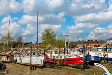 Woodbridge, Suffolk, İngiltere, 30 Nisan 2021: Suffolk 'ta Deben Nehri' ne demirlemiş bir grup tekne.