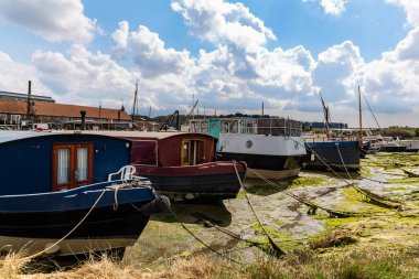 Woodbridge, Suffolk, İngiltere, 30 Nisan 2021: Suffolk 'ta Deben Nehri' ne demirlemiş bir grup tekne.