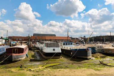 Woodbridge, Suffolk, İngiltere, 30 Nisan 2021: Suffolk 'ta Deben Nehri' ne demirlemiş bir grup tekne.