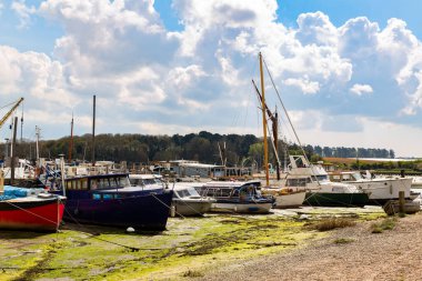 Woodbridge, Suffolk, İngiltere, 30 Nisan 2021: Suffolk 'ta Deben Nehri' ne demirlemiş bir grup tekne.