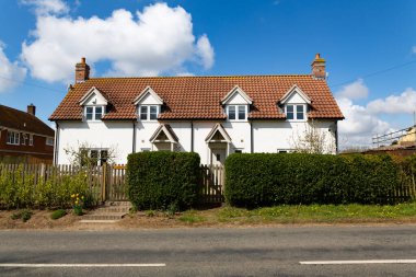 Woodbridge, Suffolk, İngiltere 1 Mayıs 2021: İlk satın alma, hükümet düzeni, satın almaya yardım amacıyla yeni inşa edilen uygun fiyatlı evler