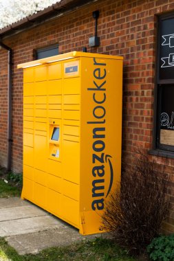 Woodbridge, Suffolk, İngiltere 24 Nisan 2021: Birleşik Krallık 'ta kırsal bir dükkanın dışında bir Amazon dolabı, müşteriler uygun olduklarında paket toplayabilirler