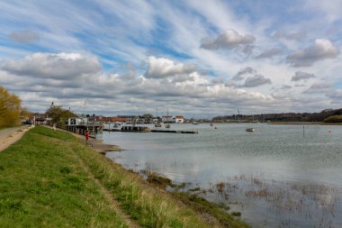 Deben Nehri 'nden aşağı Woodbridge' deki gel-git 'e doğru bir bahar günü nehre demirlemiş çeşitli teknelerle birlikte.