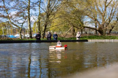 Woodbridge, Suffolk, İngiltere 12 Nisan 2021: Eski dostlar bir gölette model yatlarıyla buluşup yelken açıyorlar