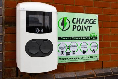 Felixstowe, Suffolk, İngiltere, 27 Mayıs 2021: Halka açık bir otoparkta elektrikli araç şarj ediliyor. Şoför, şarj noktasını kullanmak için telefon uygulamasını kullanabilir.