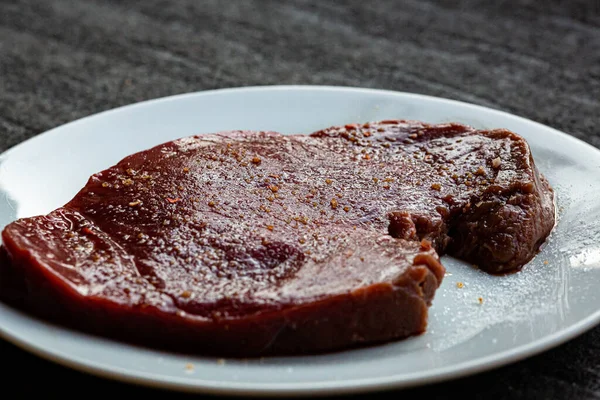 Syrový Kořeněný Solený Steak Který Odpočívá Před Vařením — Stock fotografie