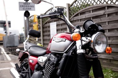 Woodbridge Suffolk UK Haziran 04 2021: Meşgul bir kasabanın ortasına park edilmiş klasik bir Triumph Legend. Klasik motosiklet.