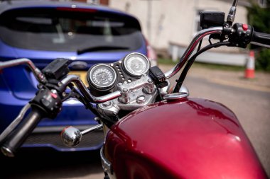 Woodbridge Suffolk UK Haziran 04 2021: Meşgul bir kasabanın ortasına park edilmiş klasik bir Triumph Legend. Klasik motosiklet.