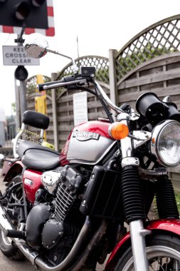 Woodbridge Suffolk UK Haziran 04 2021: Meşgul bir kasabanın ortasına park edilmiş klasik bir Triumph Legend. Klasik motosiklet.