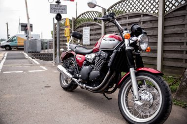 Woodbridge Suffolk UK Haziran 04 2021: Meşgul bir kasabanın ortasına park edilmiş klasik bir Triumph Legend. Klasik motosiklet.