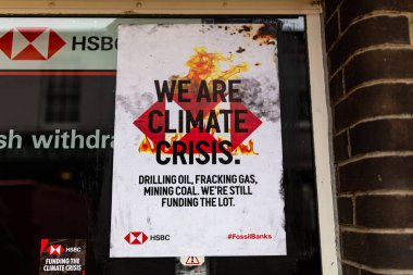 Woodbridge, Suffolk, İngiltere 01 Mart 2021: İklim krizini finanse ettiklerini iddia eden bir HSBC bankasının duvarlarına asılan yok oluş isyan afişi